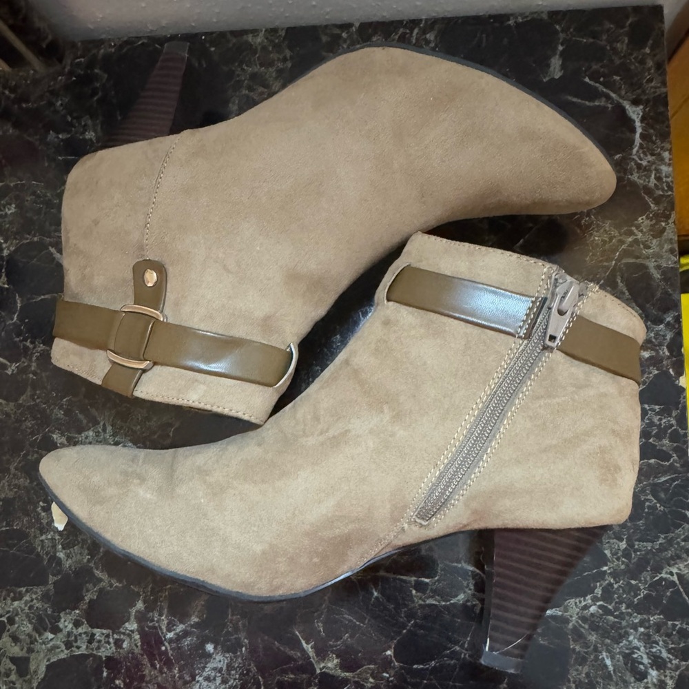 Beautiful East 5th, women size 9.5, tan suede ankle boots with side zipper.💜🩷💜